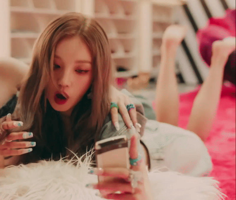 아이들 우기 맨발 뮤비 속 장면