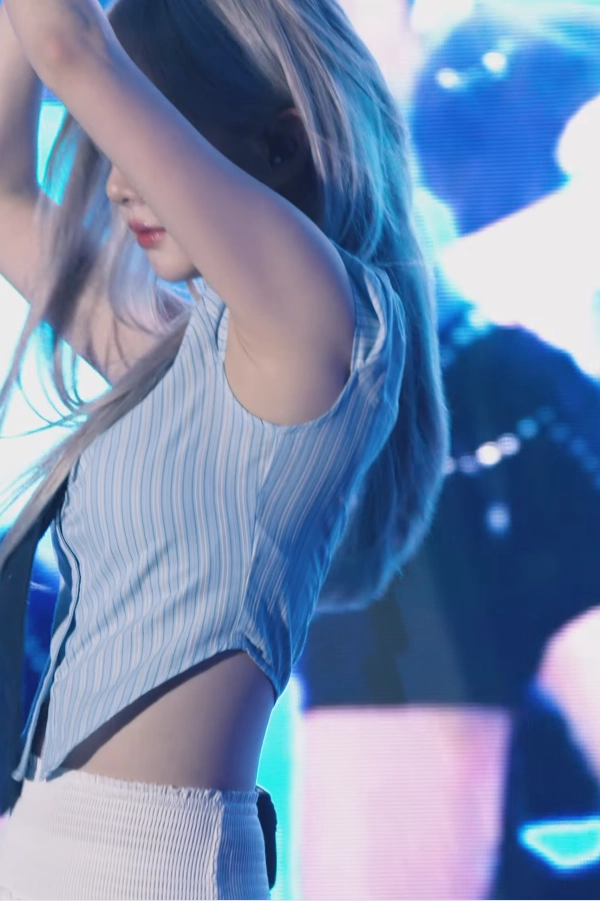 비비지 은하 도톰겨 강조된 민소매 셔츠