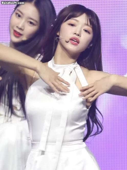 오마이걸 유아 섹드랑이 제대로 드러난 홀터넥 착장 무대