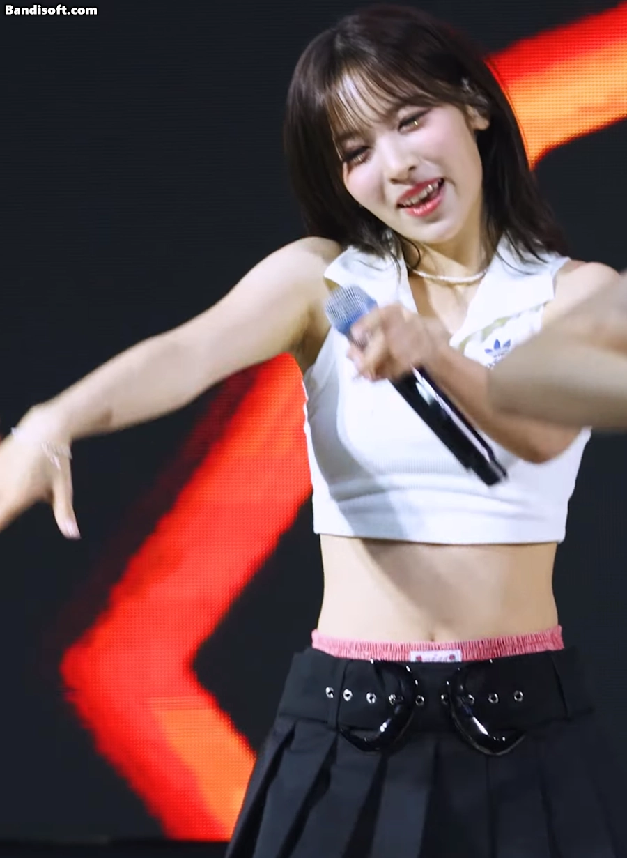 리센느 메이 겨주름 드러난 민소매 직캠