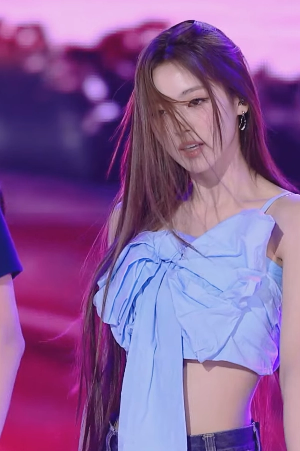 미야오 안나 섹드랑이 무대 민소매샷에 시선 강탈