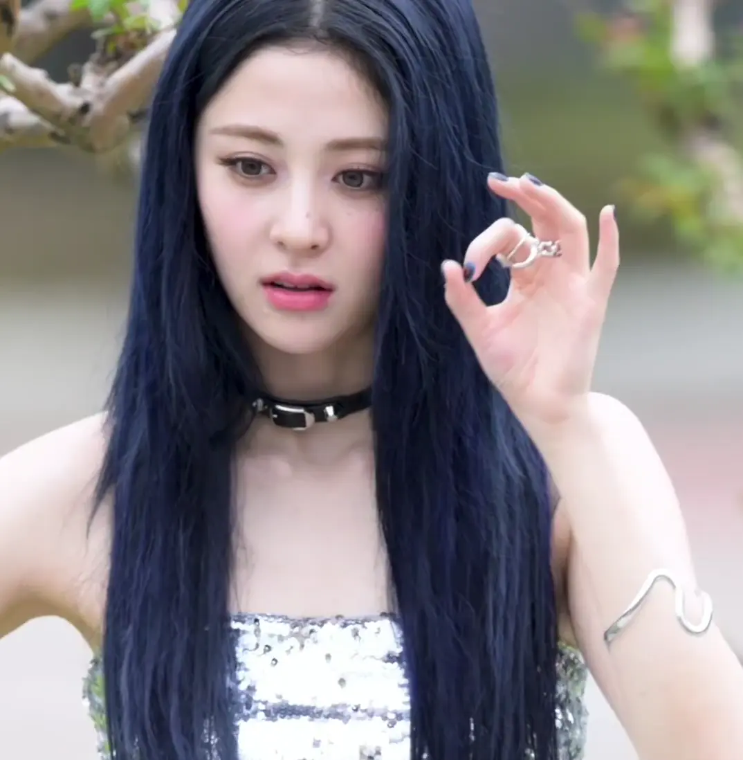 르세라핌 허윤진 섹드랑이 실루엣 잡힌 직캠 움짤 화제