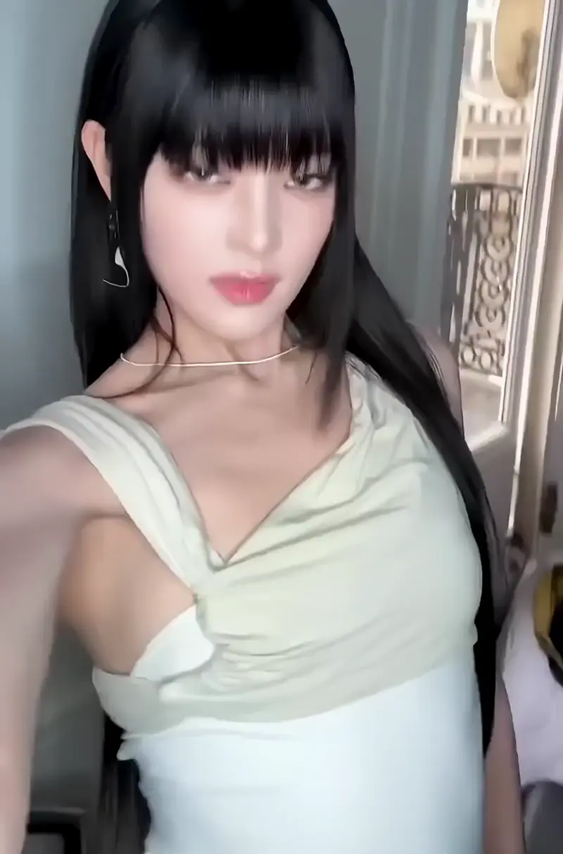 아이들 민니 움푹겨 셀카에서도 느껴지는 겨 라인