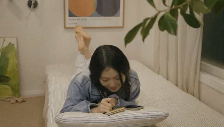 싱글벙글 이송경 발바닥 드러난 침대 위 뒹굴샷