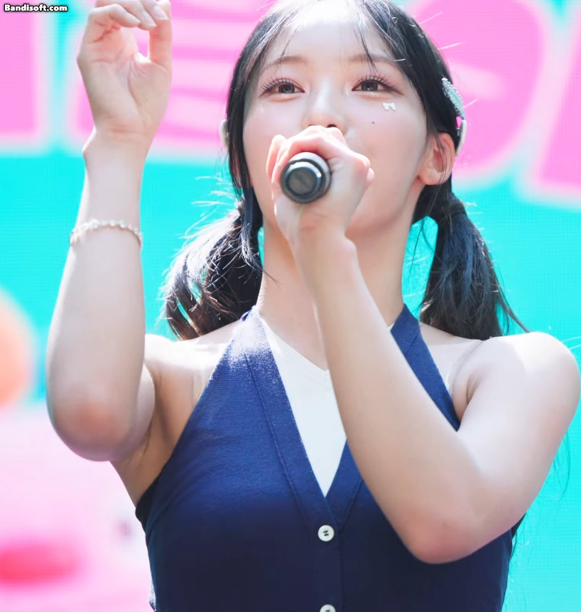 리센느 원이 겨주름 포착된 무대인사