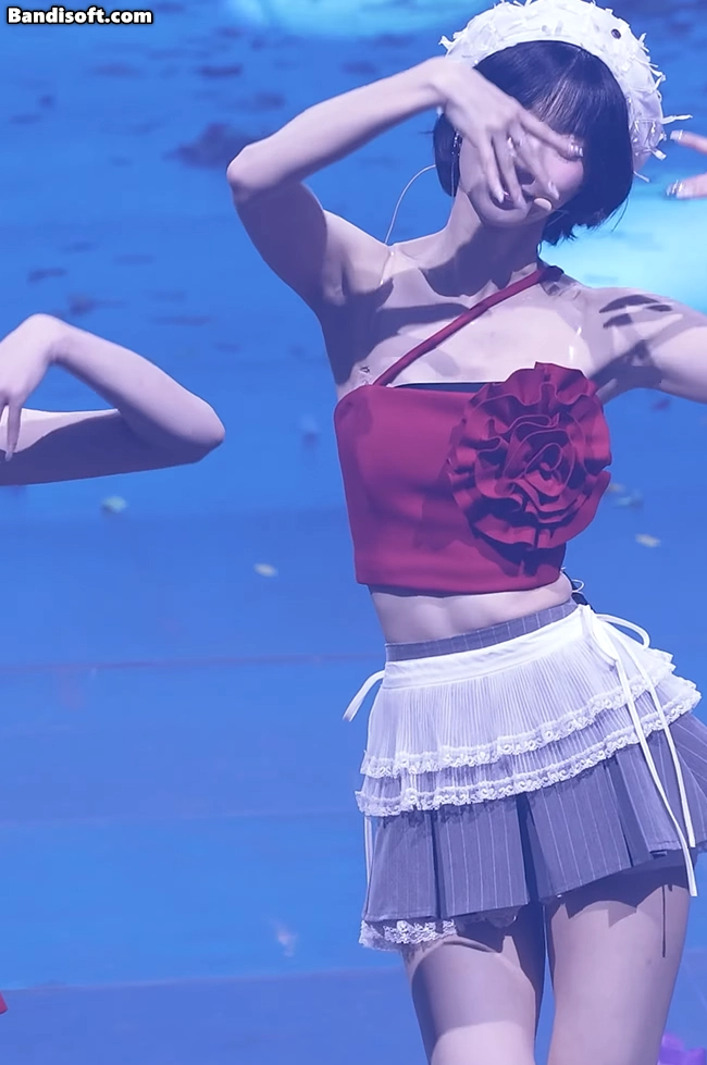 오마이걸 유빈 움푹겨 노출인데 너무 자연스럽게 터짐
