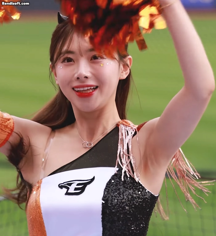 치어리더 김나연 겨드랑이 정면 노출된 직캠샷