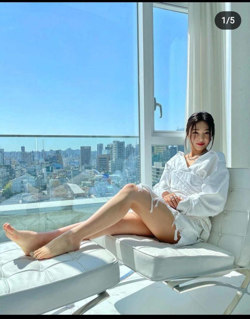조이 발끝 창가 햇살에 그대로 드러난 화보급 맨발샷