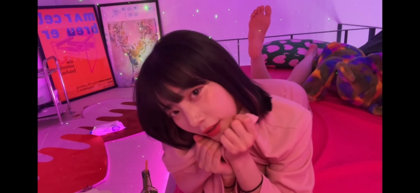 엎드려 방송 중 카메라 정면에 잡힌 베라소니 발바닥