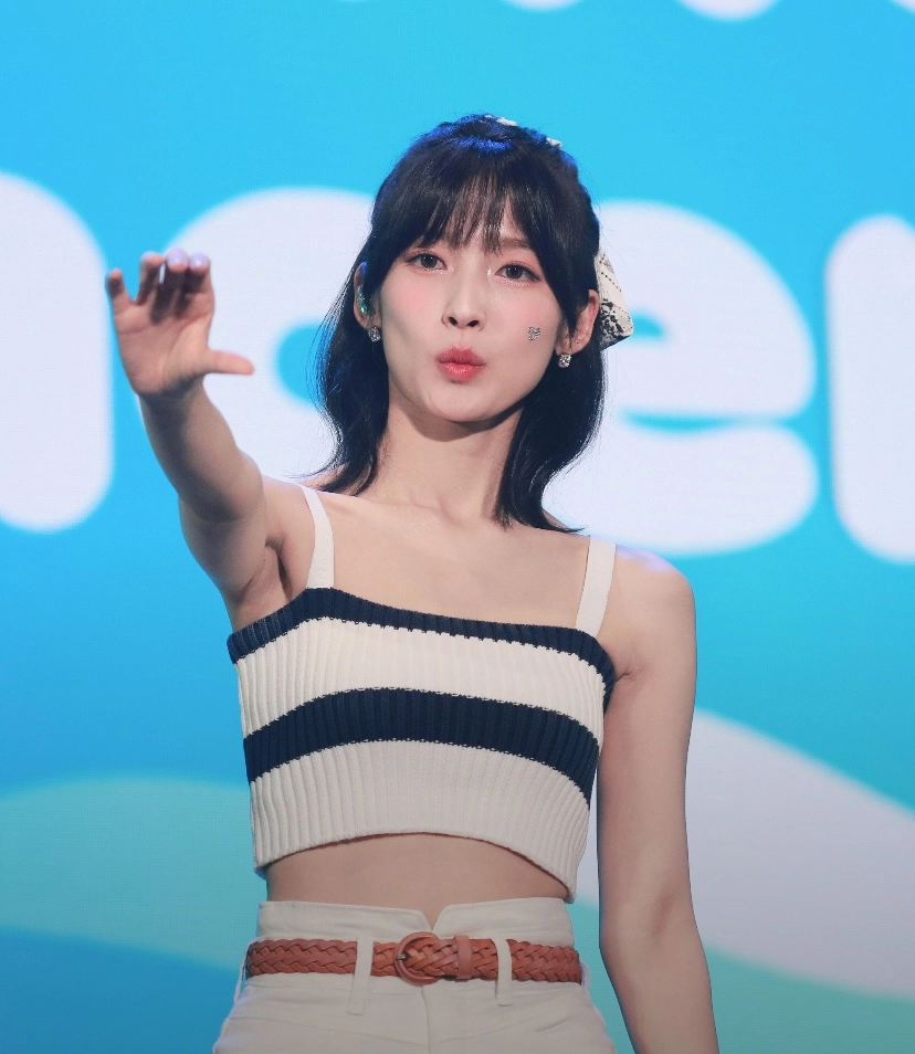 오마이걸 아린 겨짓살 드러난 무대 커뮤니티 폭발