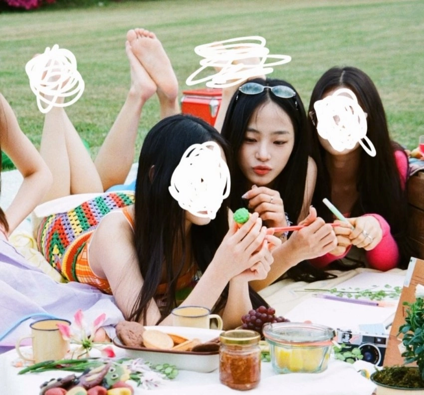 민지 발끝 하늘 향해 뻗은 피크닉샷 구도