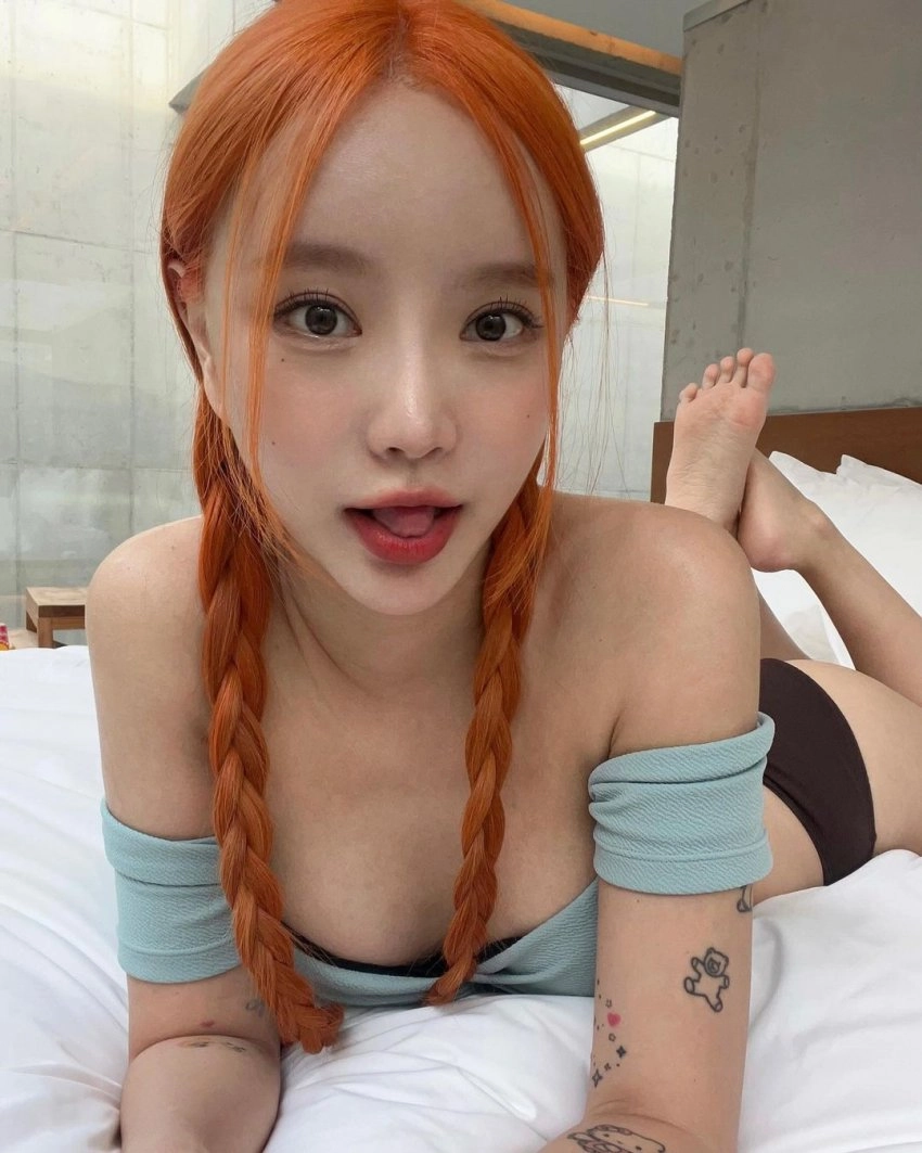 한아름송이 발 클로즈업 비키니 입고 엎드린 침대 셀카 레전드