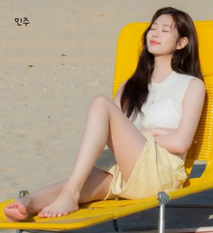 아이즈원 김민주 맨발 썬베드 발바닥 포착