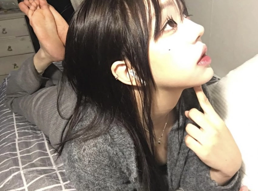 장원영 닮은꼴 일반인 발바닥 셀카 클로즈업에 시선 고정