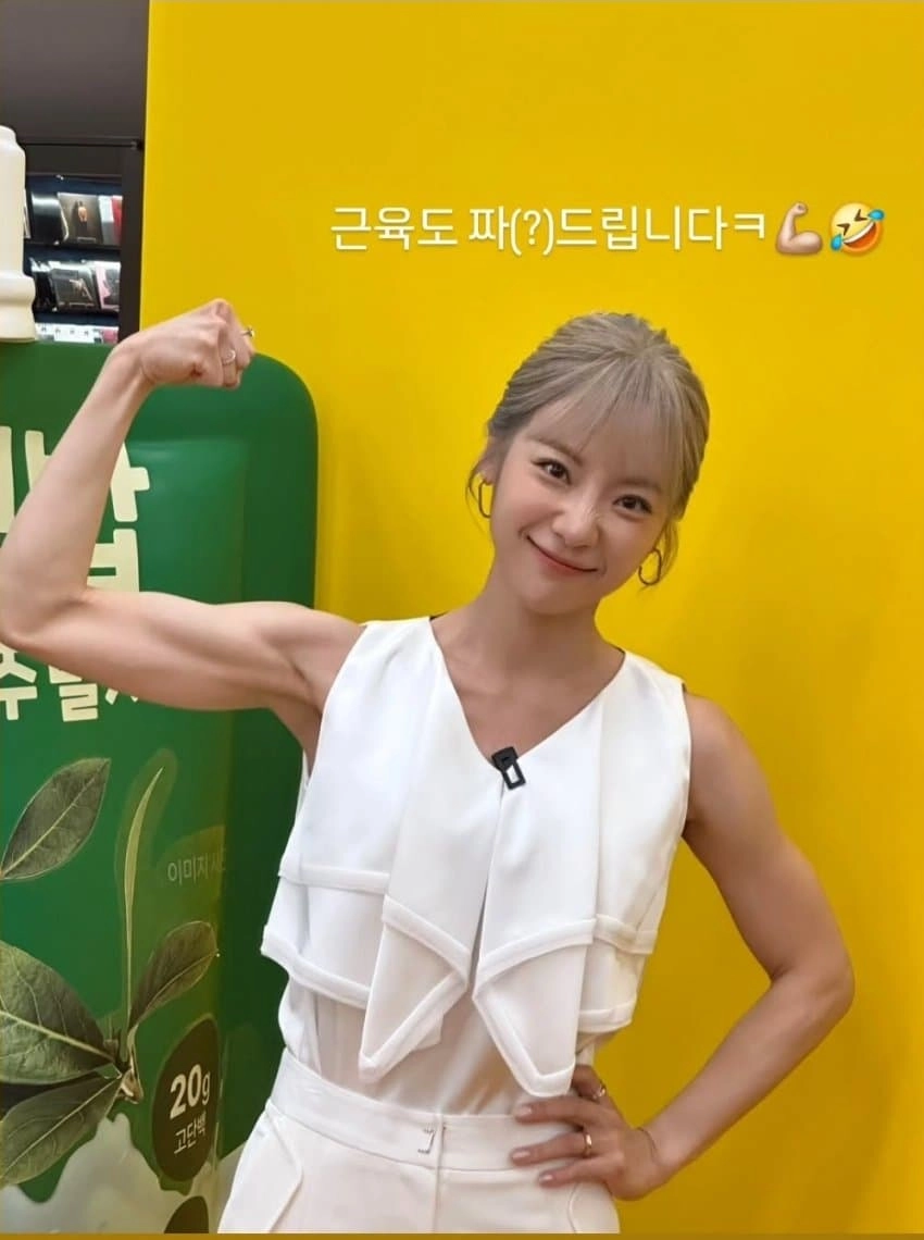 심으뜸 셀카 속 은근슬겨 노출컷
