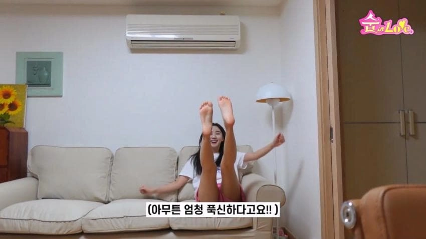 윤수빈 아나운서 발바닥 집 소파 위 셀카