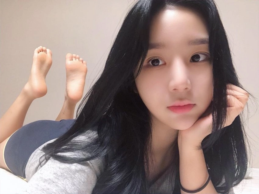 베리굿 나연 발바닥 보이는 셀카
