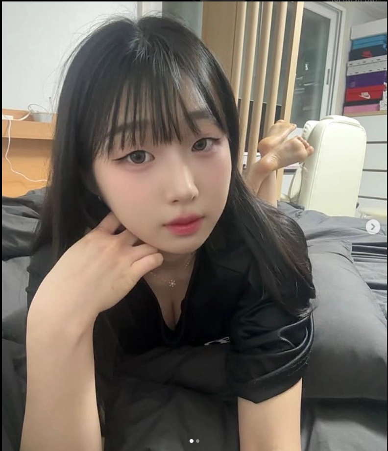 지인 발바닥 엎드린 자세에 슴골까지 노출