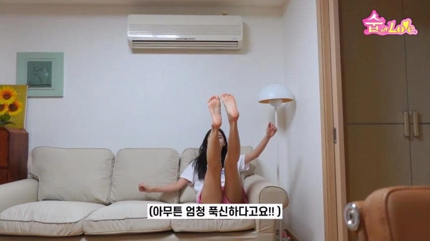 윤수빈 아나운서 발바닥 집 소파 위 셀카