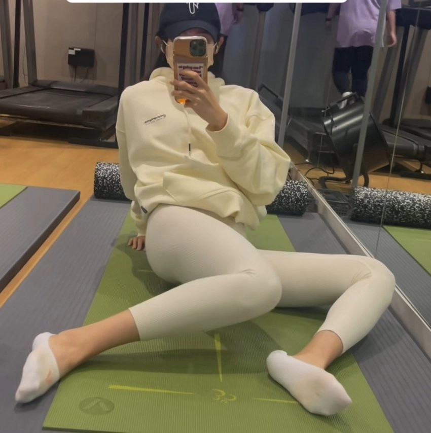 인스타 필라테스 강사 발끝 모은 레깅스 거울샷