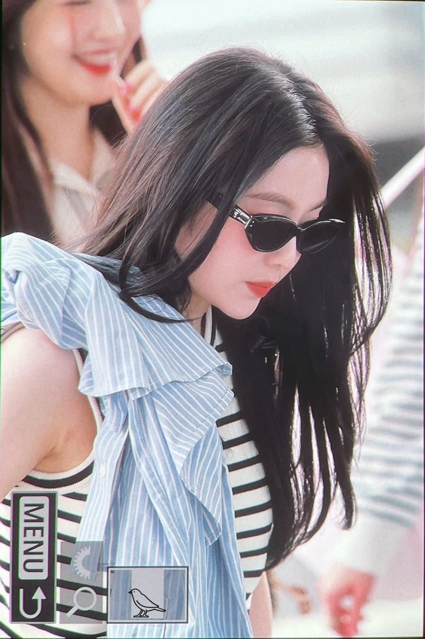 오늘자 아이린 접겨 민소매 공항 패션 사이로 드러난 아찔한 겨주름