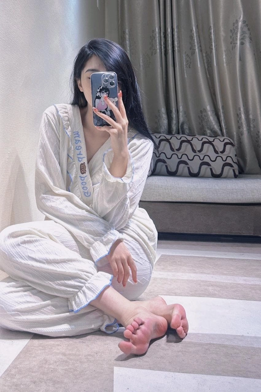 잠옷 셀카에 무심히 찍힌 발바닥 거울샷