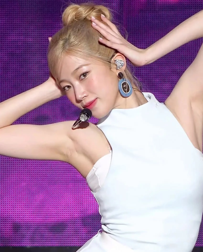 르세라핌 카즈하 겨드랑이 제대로 드러난 무대