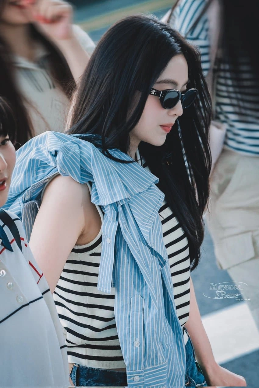오늘자 아이린 접겨 민소매 공항 패션 사이로 드러난 아찔한 겨주름