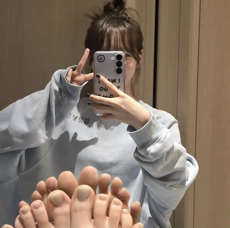 김채원 발가락 거울샷 이 구도 진짜 찍발 미쳤다