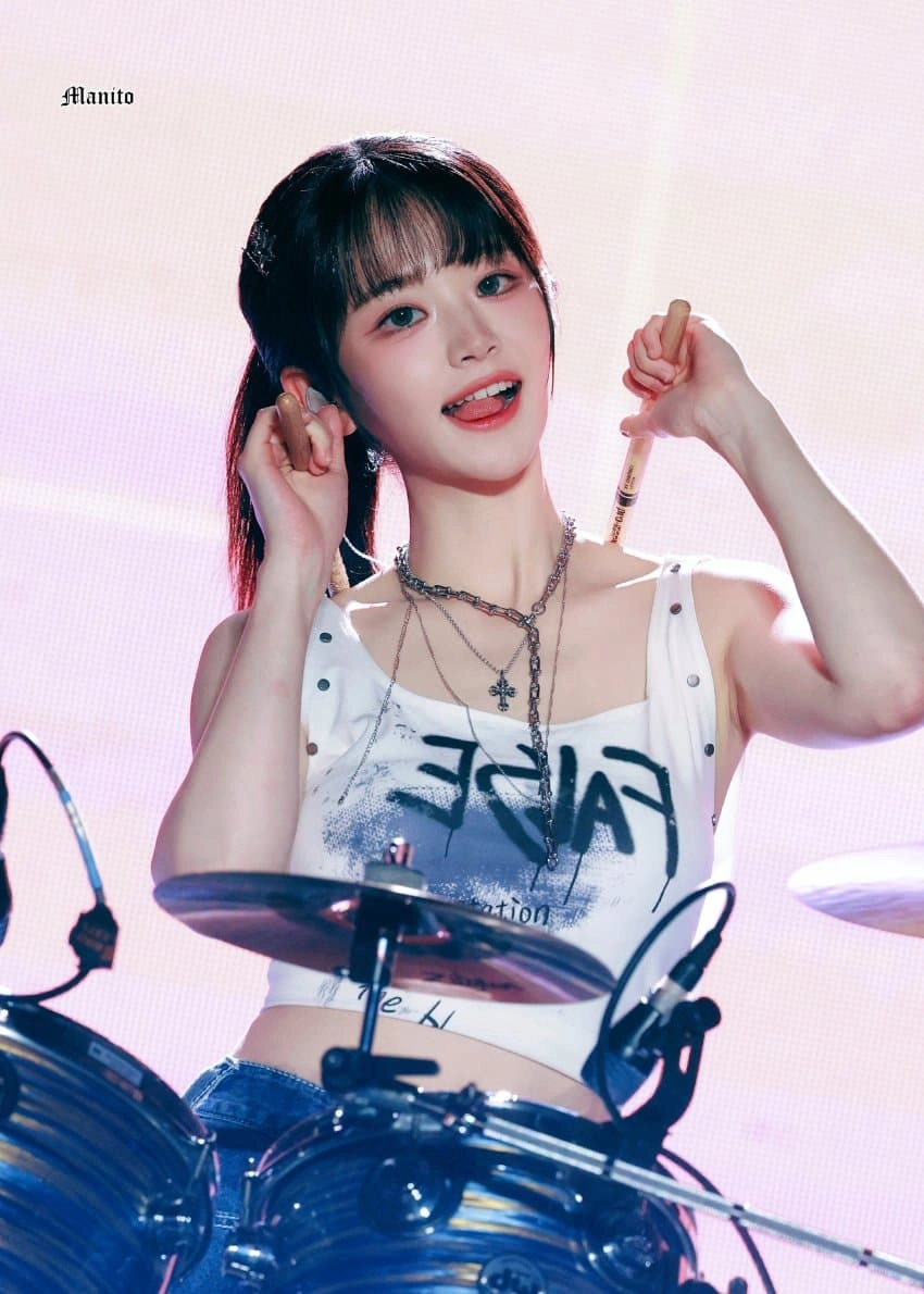 쵸단 접겨 선명하게 드러난 QWER 무대