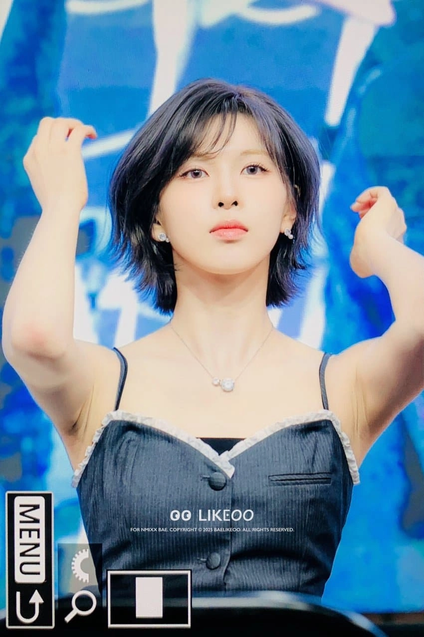 엔믹스 배이 겨주름까지 선명하게 나와버린 포즈