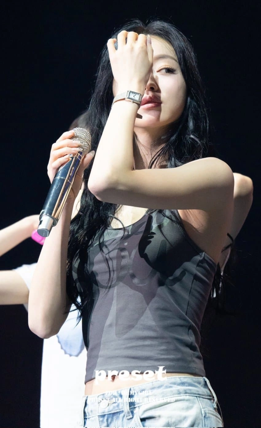 오마이걸 유아 확대겨 클로즈업 사진 한 장