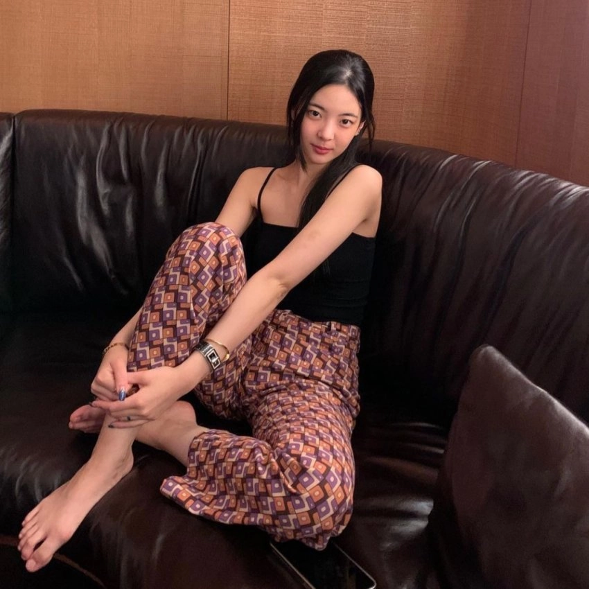 리아 발끝 소파 위 편안한 포즈에서 자연스럽게 드러난 맨발