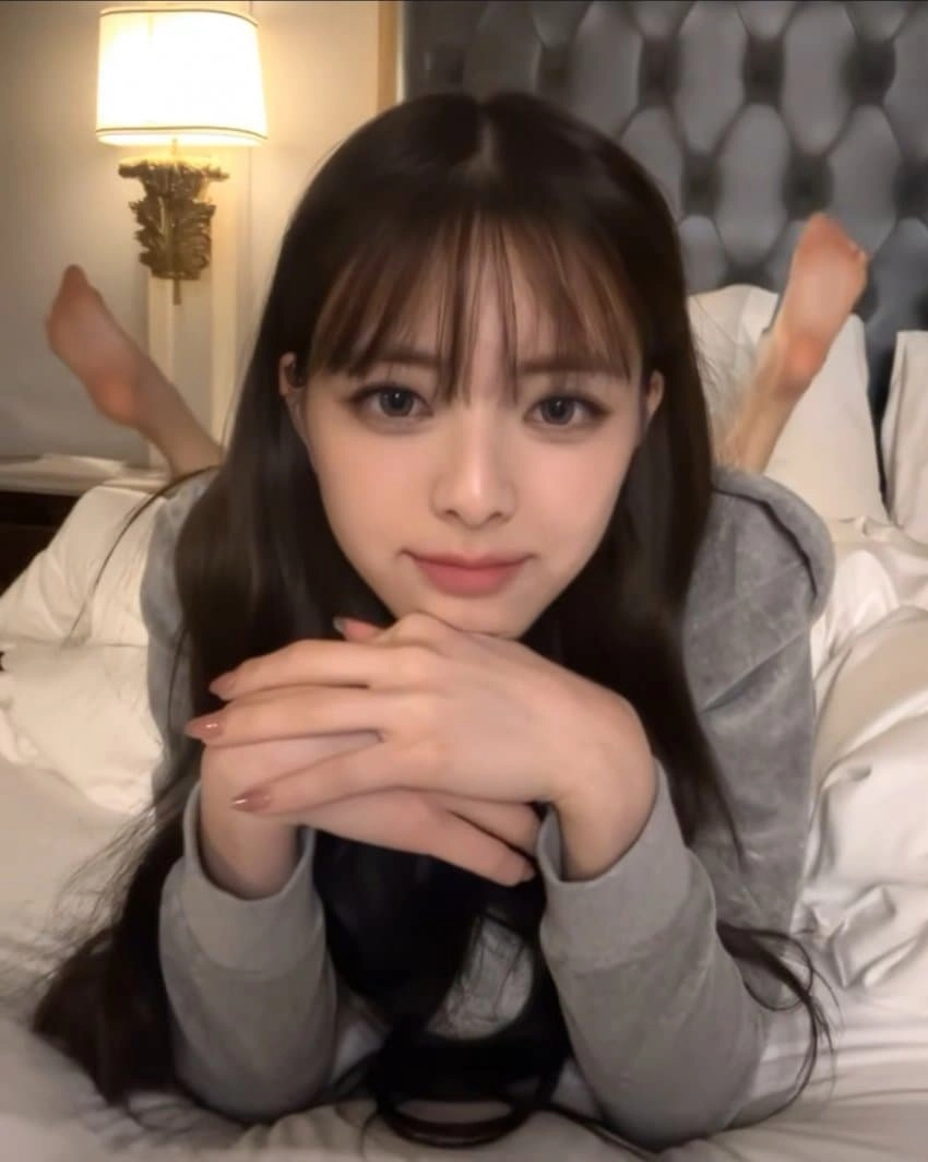 있지 유나 맨발 침대 셀카 야들야들한 발바닥 클로즈업
