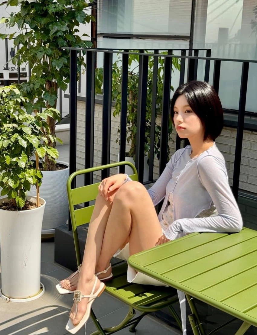 있지 예지 발등 노출된 얇은 샌들 착샷 햇살 아래 클로즈업