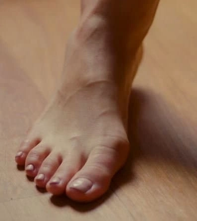 채수빈 맨발 발등 핏줄 디테일컷