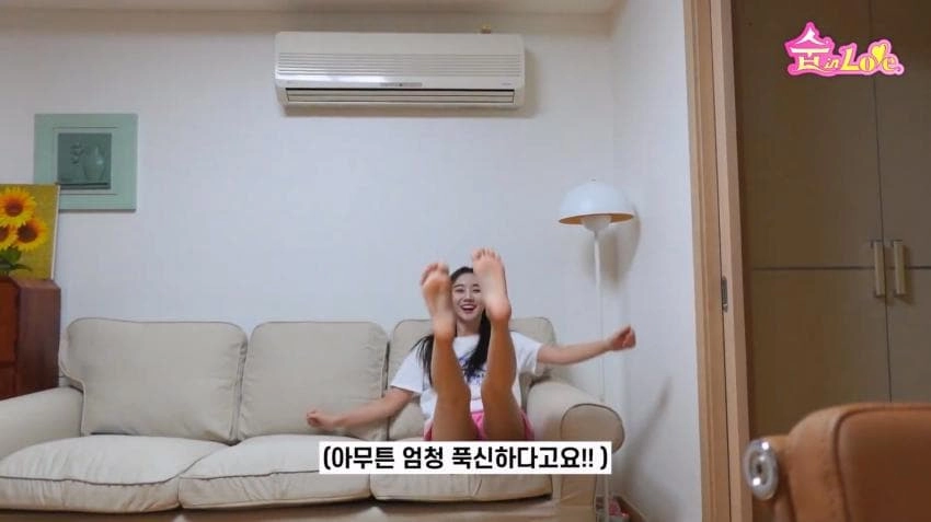 윤수빈 아나운서 발바닥 집 소파 위 셀카