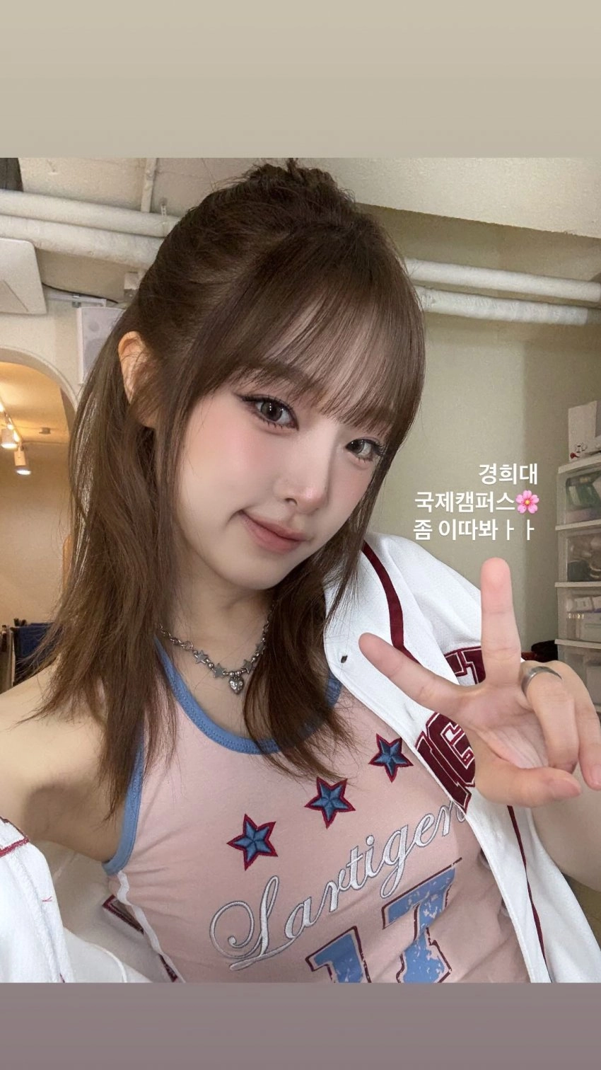 최예나 섹시겨 살짝 드러난 셀카
