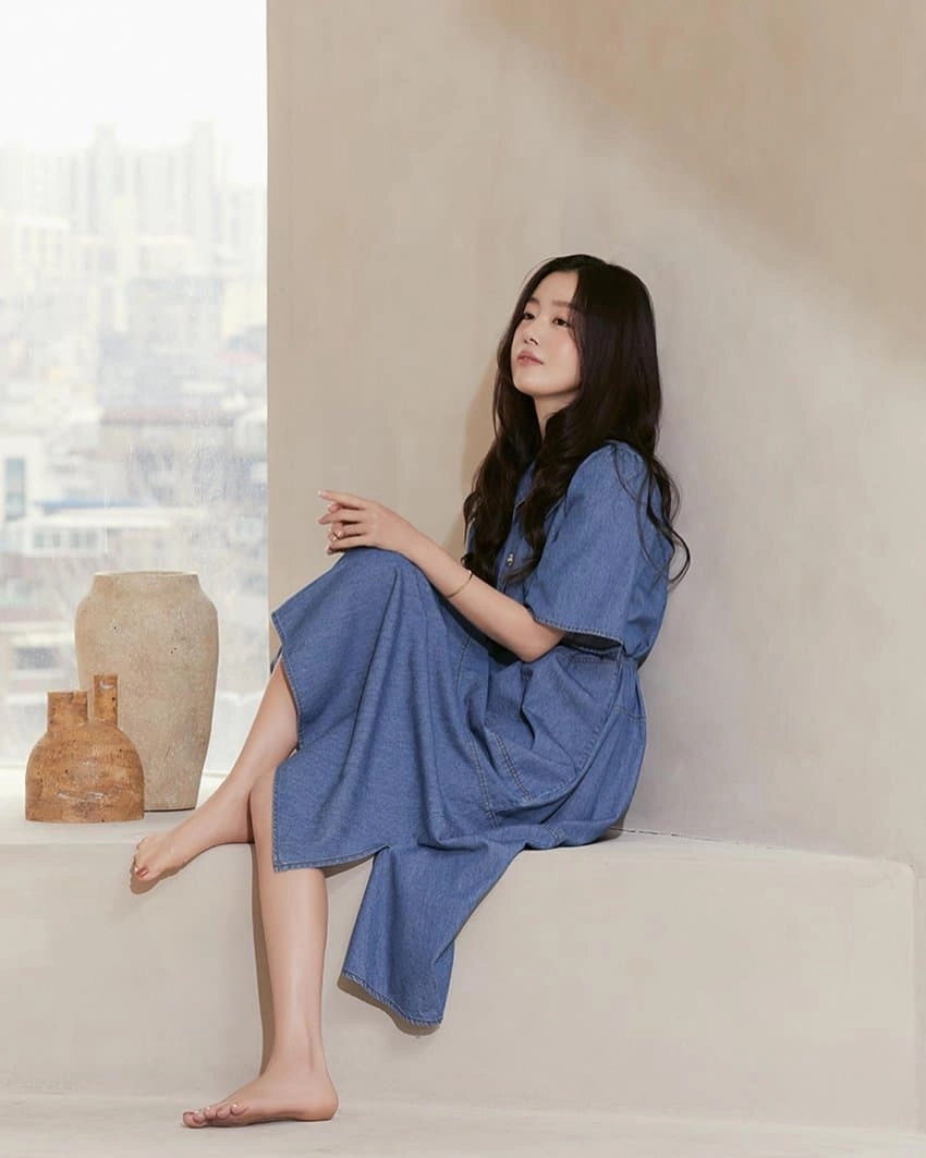 한선화 발등라인 화보 조명 아래 드러난 곡선에 감탄