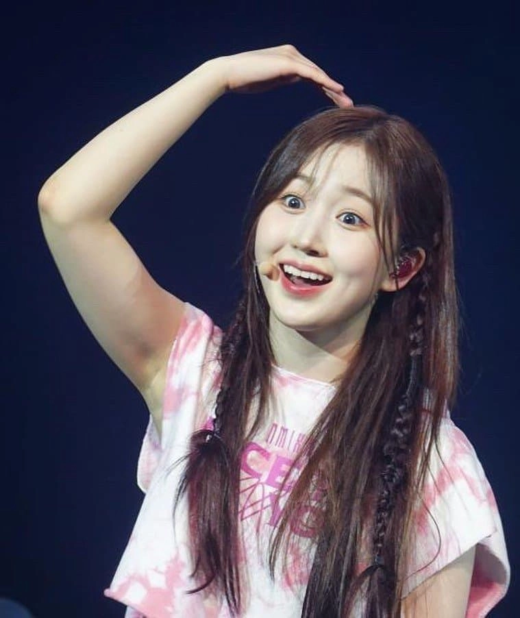 혜원 도톰겨 드러난 민소매