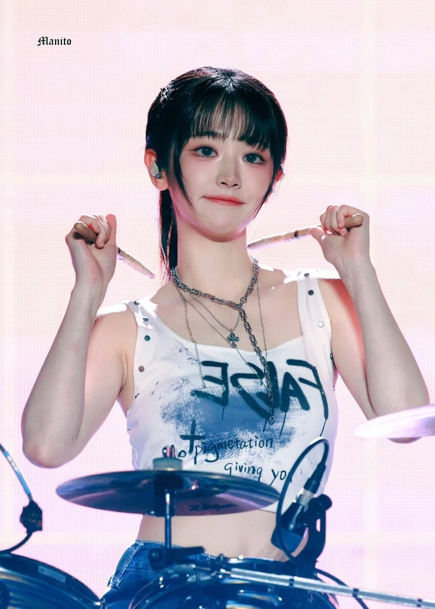 쵸단 접겨 선명하게 드러난 QWER 무대