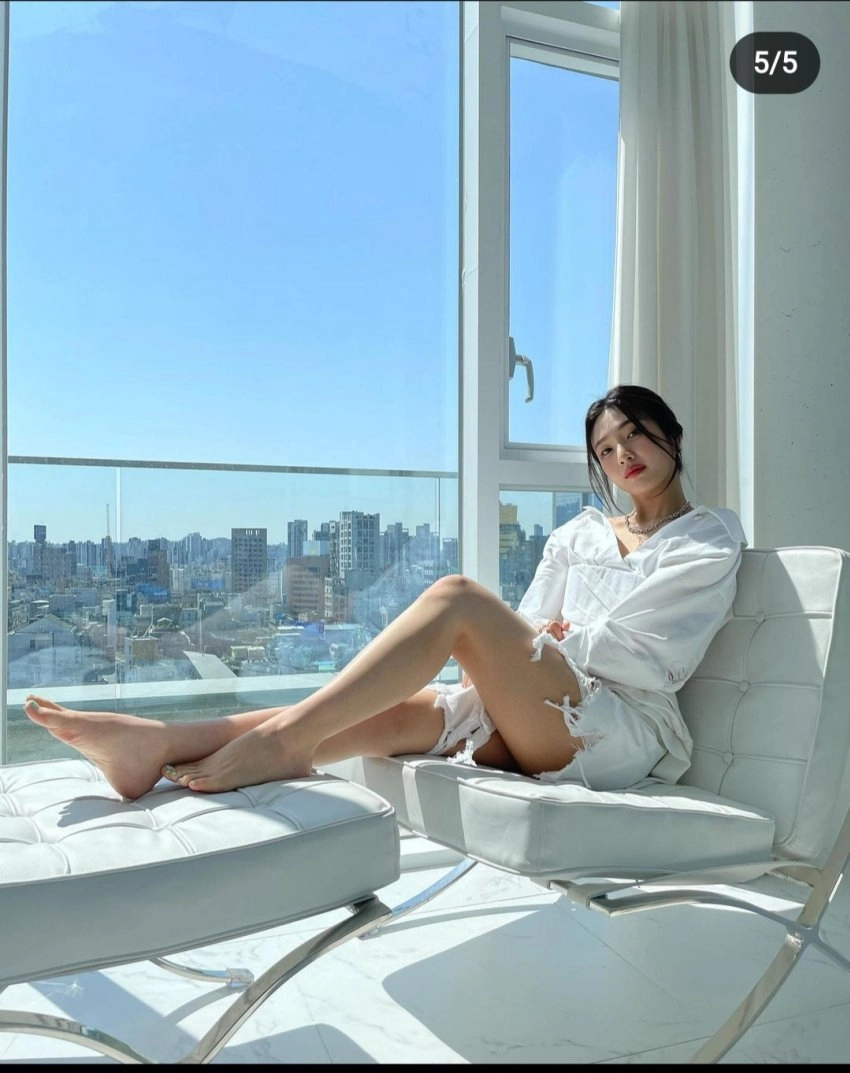 조이 발끝 창가 햇살에 그대로 드러난 화보급 맨발샷