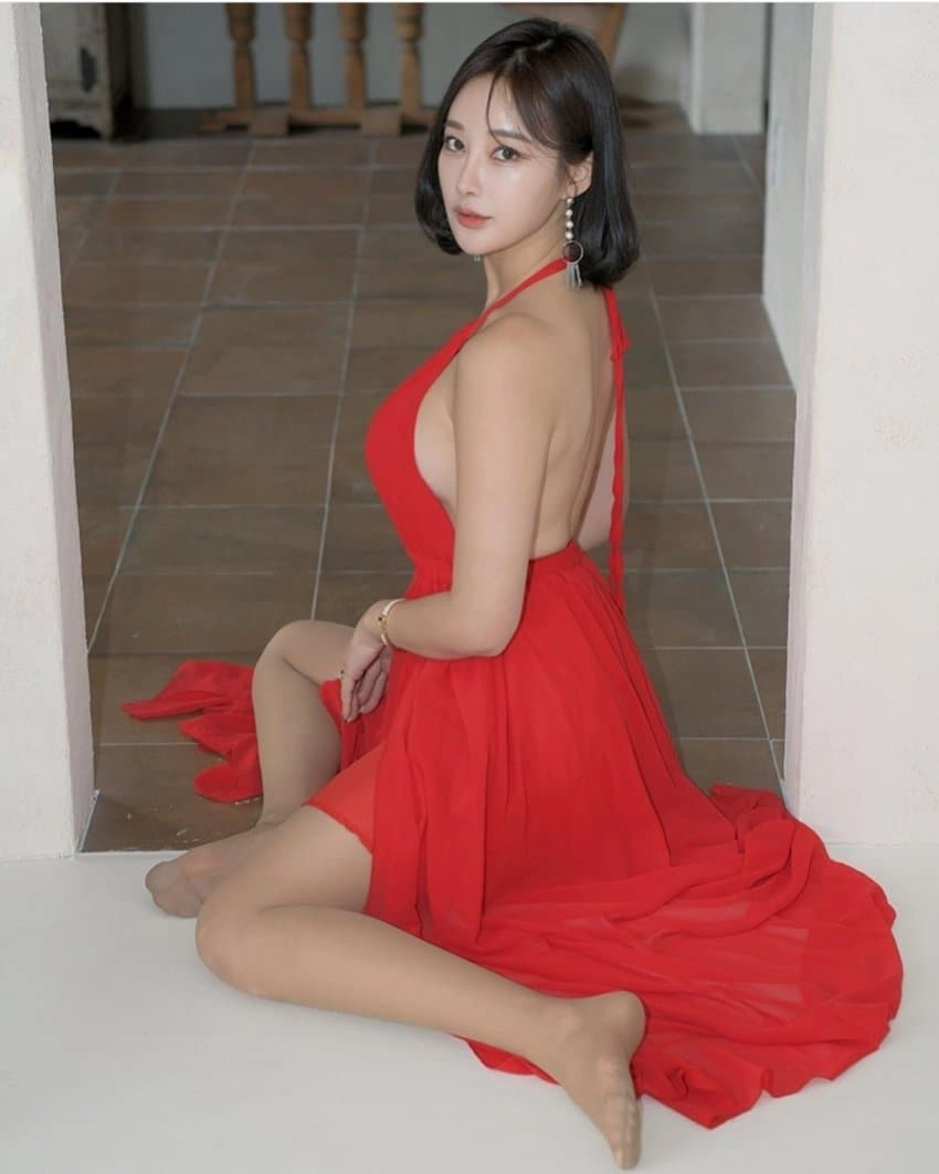 모델 이지은 맨발 노출된 드레스