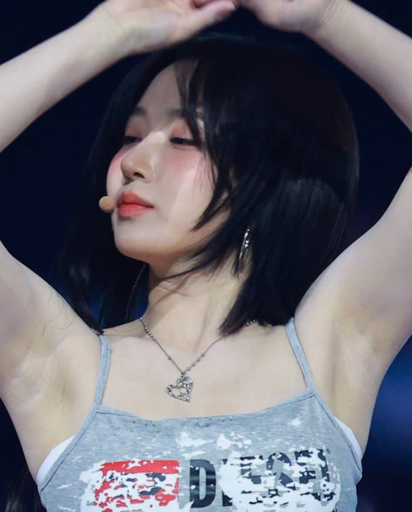 혜원 도톰겨 드러난 민소매