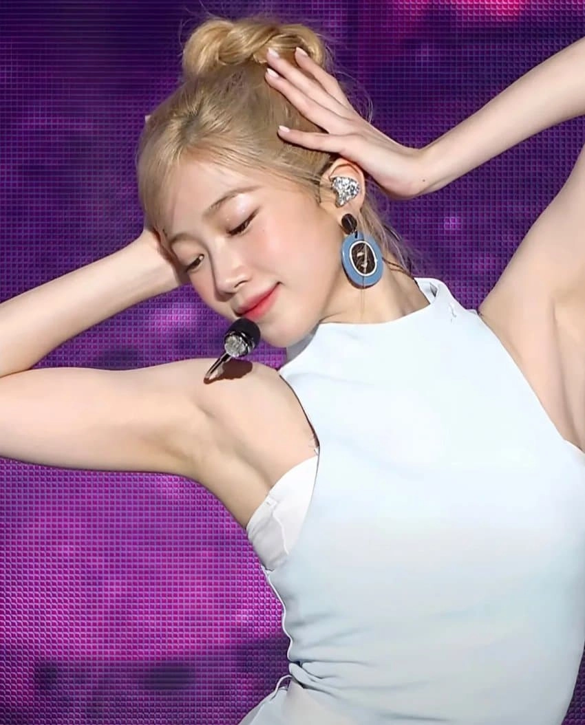 르세라핌 카즈하 겨드랑이 제대로 드러난 무대