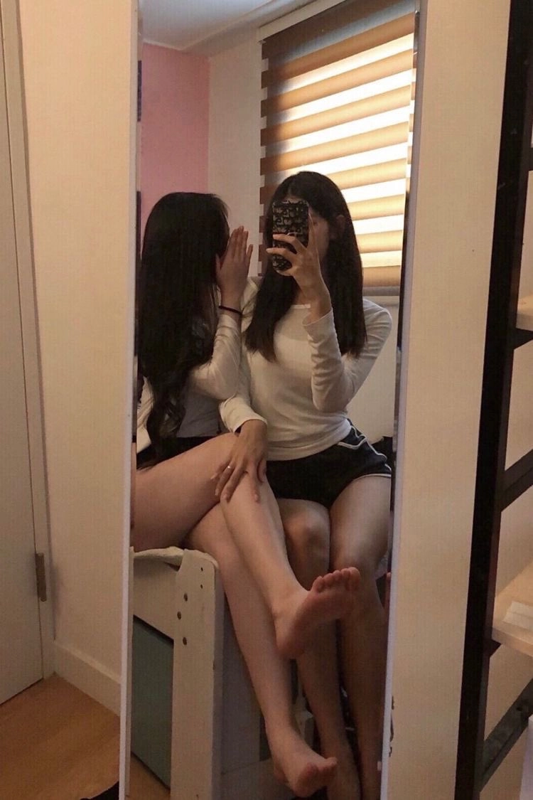 돌핀팬츠 맨발 포개진 발끝 클로즈업된 거울샷