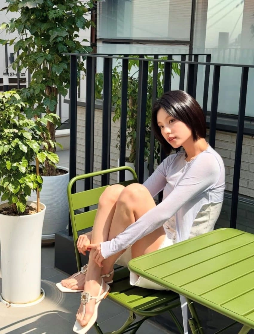 있지 예지 발등 노출된 얇은 샌들 착샷 햇살 아래 클로즈업