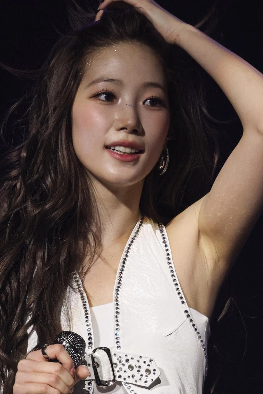 르세라핌 카즈하 겨 실루엣 선명하게 잡힌 무대