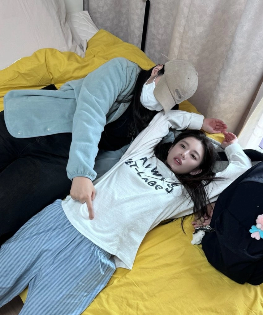 고윤정 옷 위로 배꼽 찌르기