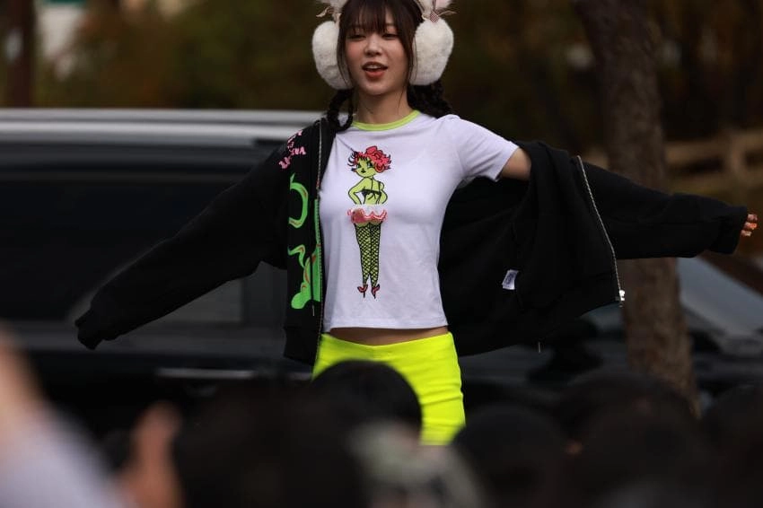 아일릿 모카 겨땀 포착된 인사 직찍